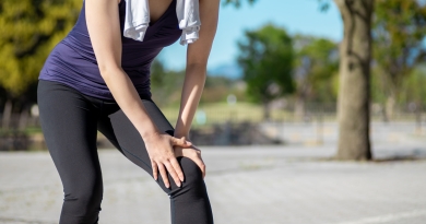 「膝の痛み」から考えられる病気や変形性膝関節症、腱付着部炎について解説します。