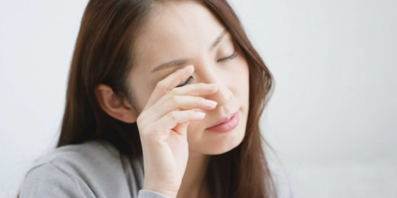 目の裏側にコンタクトやゴミは入りません！