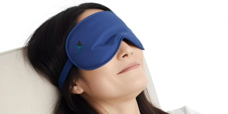 ホットアイマスクなどで目を温める